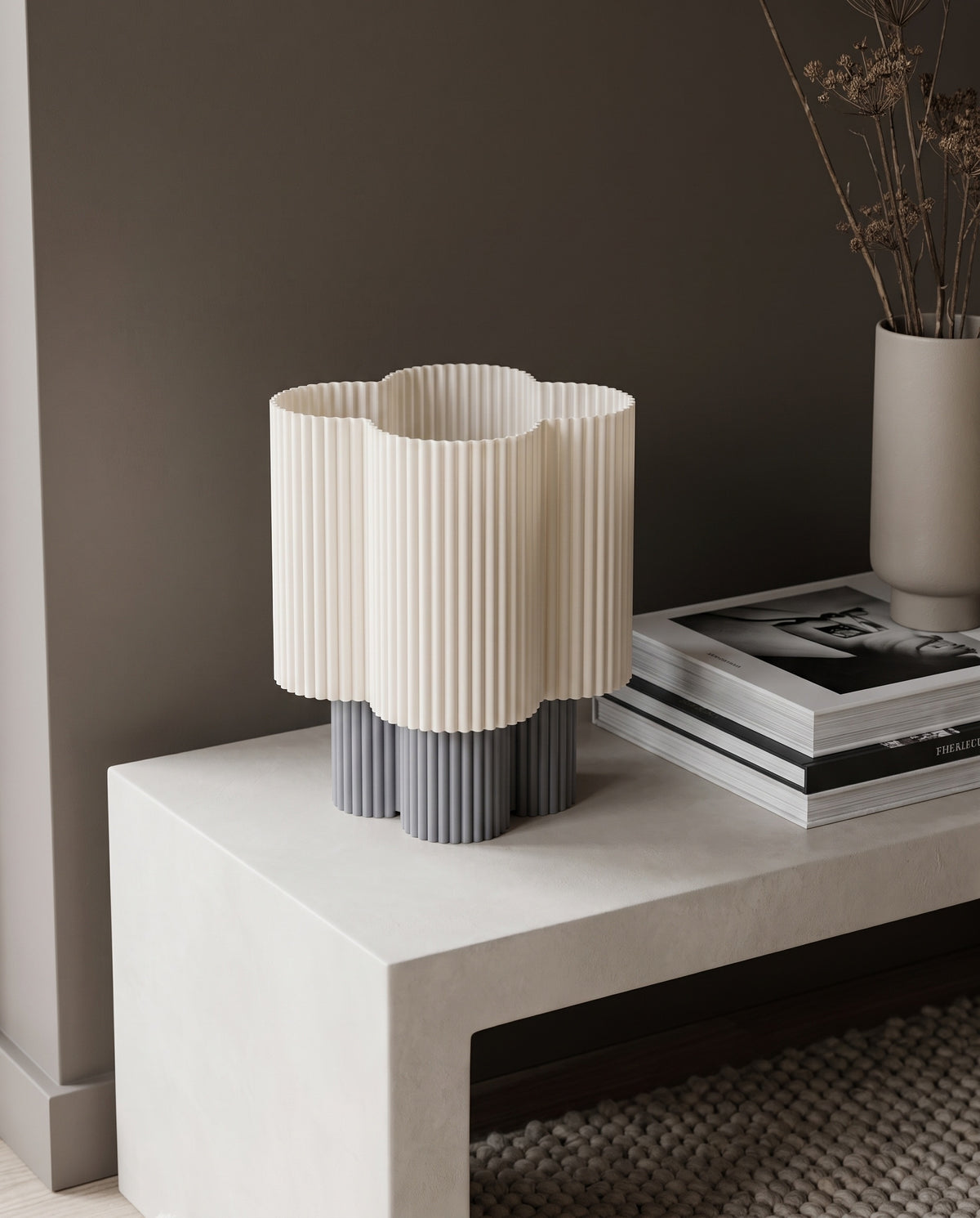 Lámpara Trébol con base Gris sobre una mesa blanca