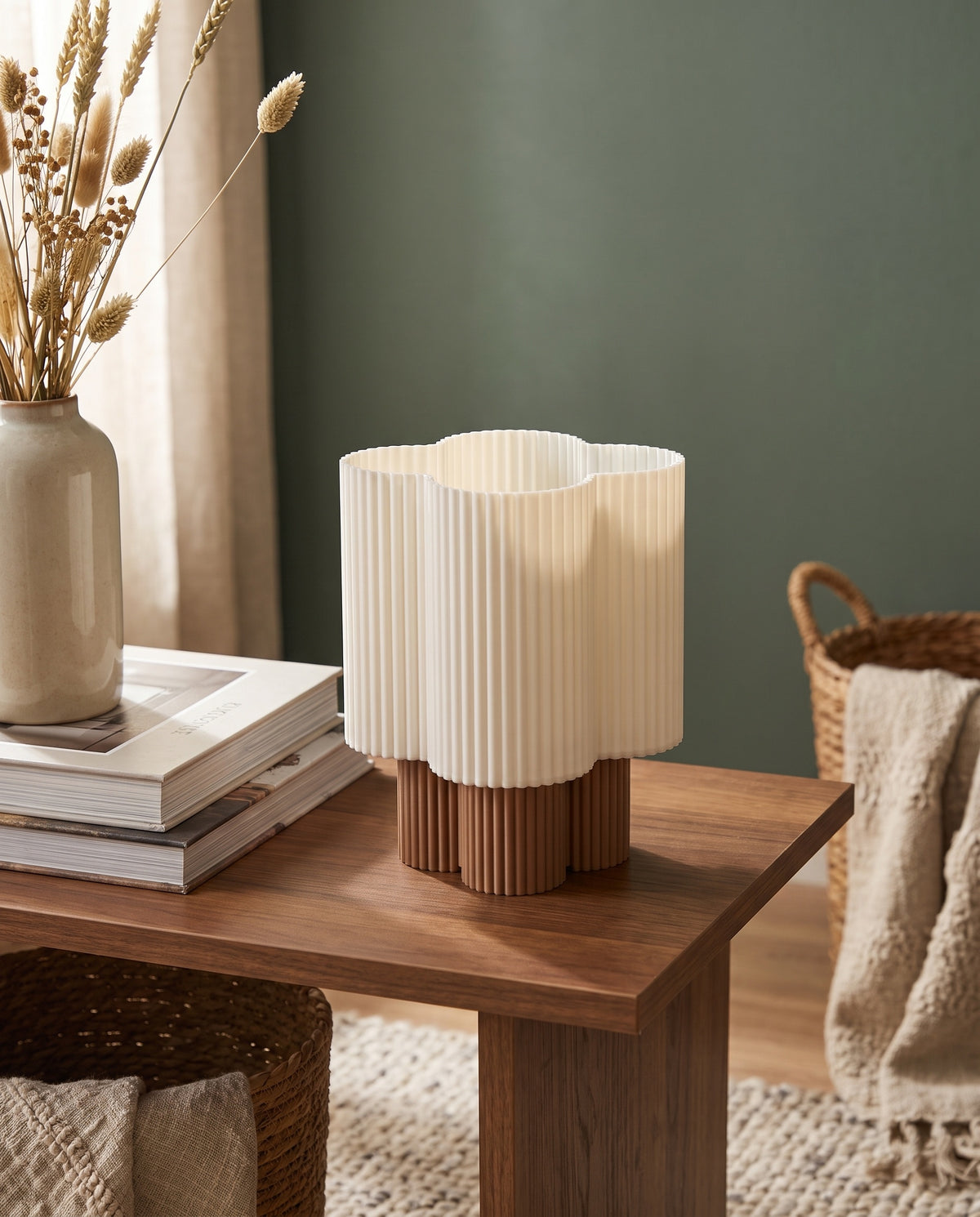 Lámpara Trébol con base Café sobre una mesa de madera junto a una pared verde