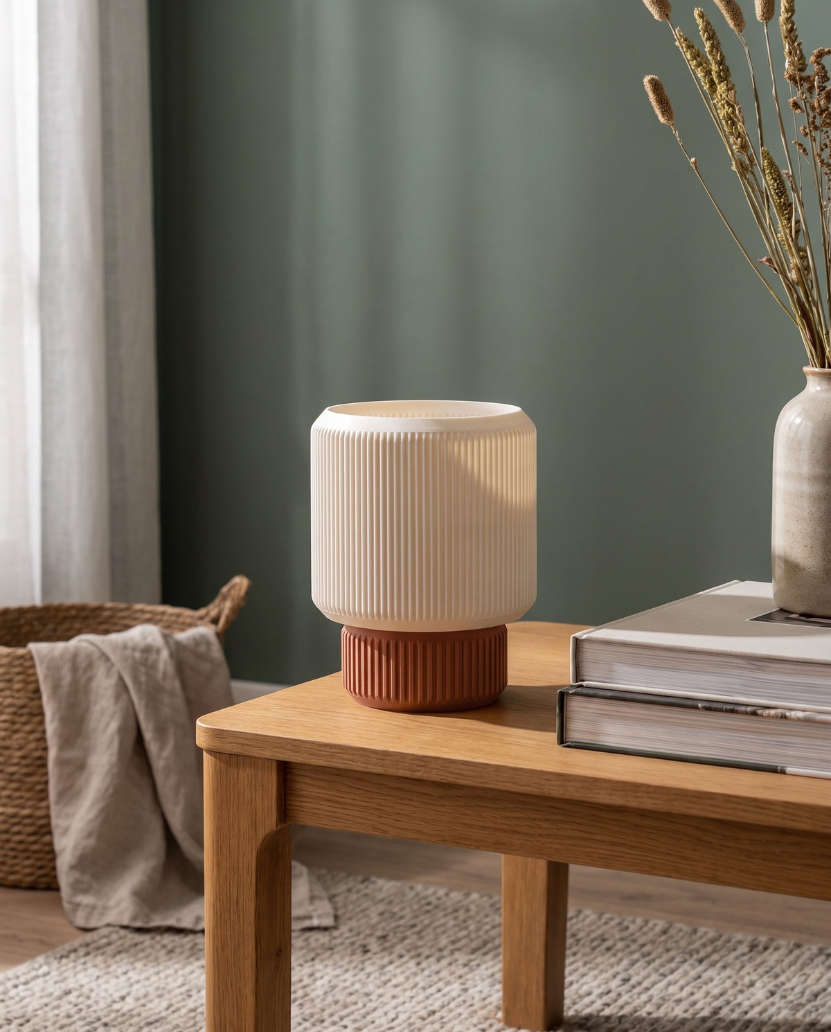 Lámpara Ágora con base Terracota sobre una mesa de madera junto a una pared verde