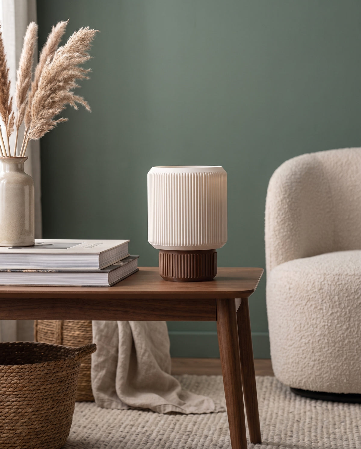 Lámpara Ágora con base Café sobre una mesa de madera junto a un sillón