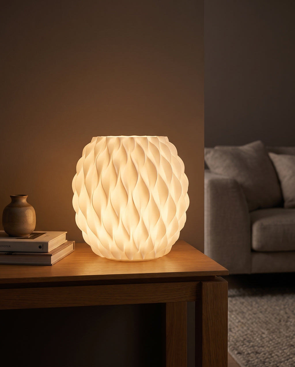 Lámpara Oleaje encendida sobre una consola de madera