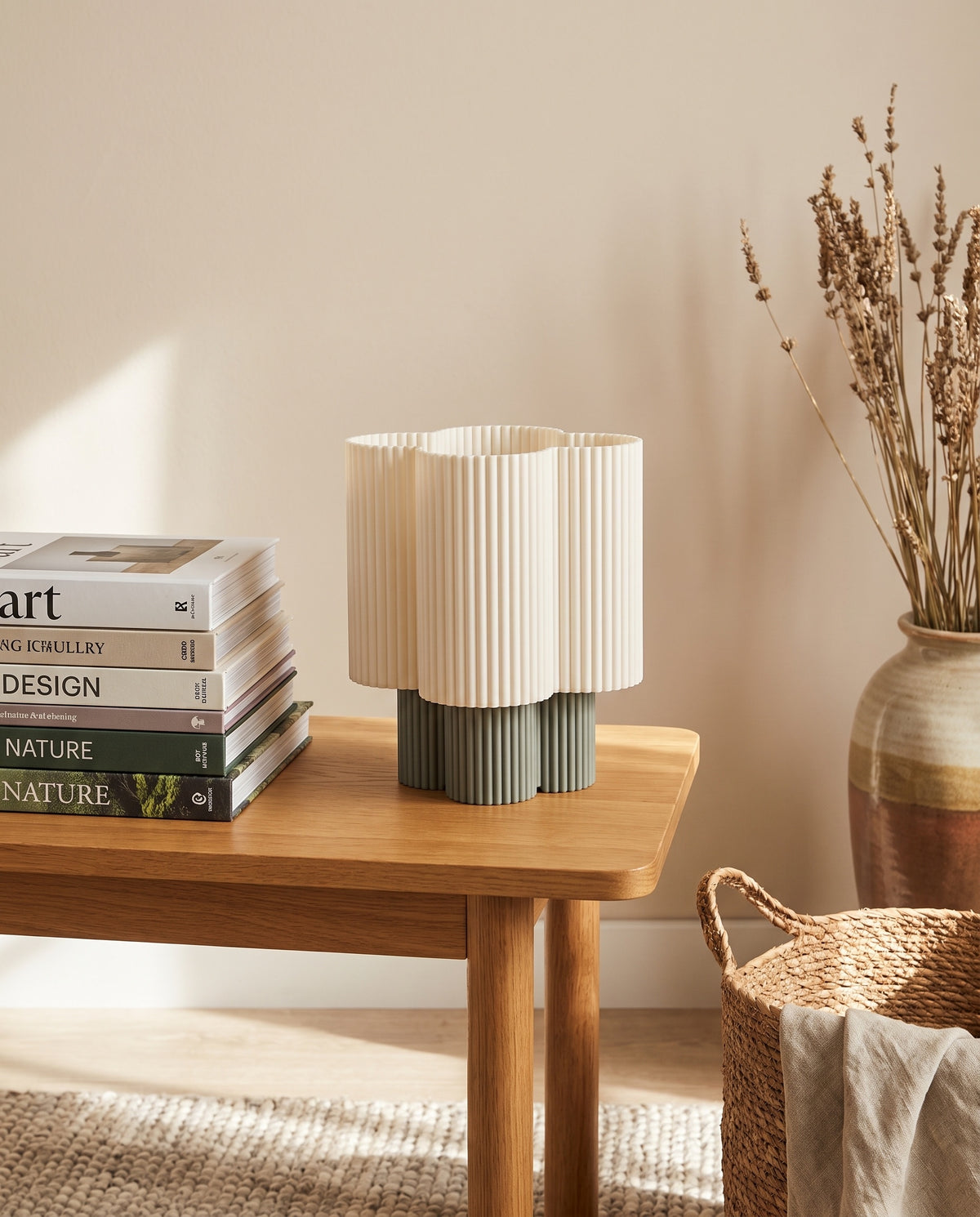 Lámpara Trébol con base Salvia sobre una mesa de madera con luz de día