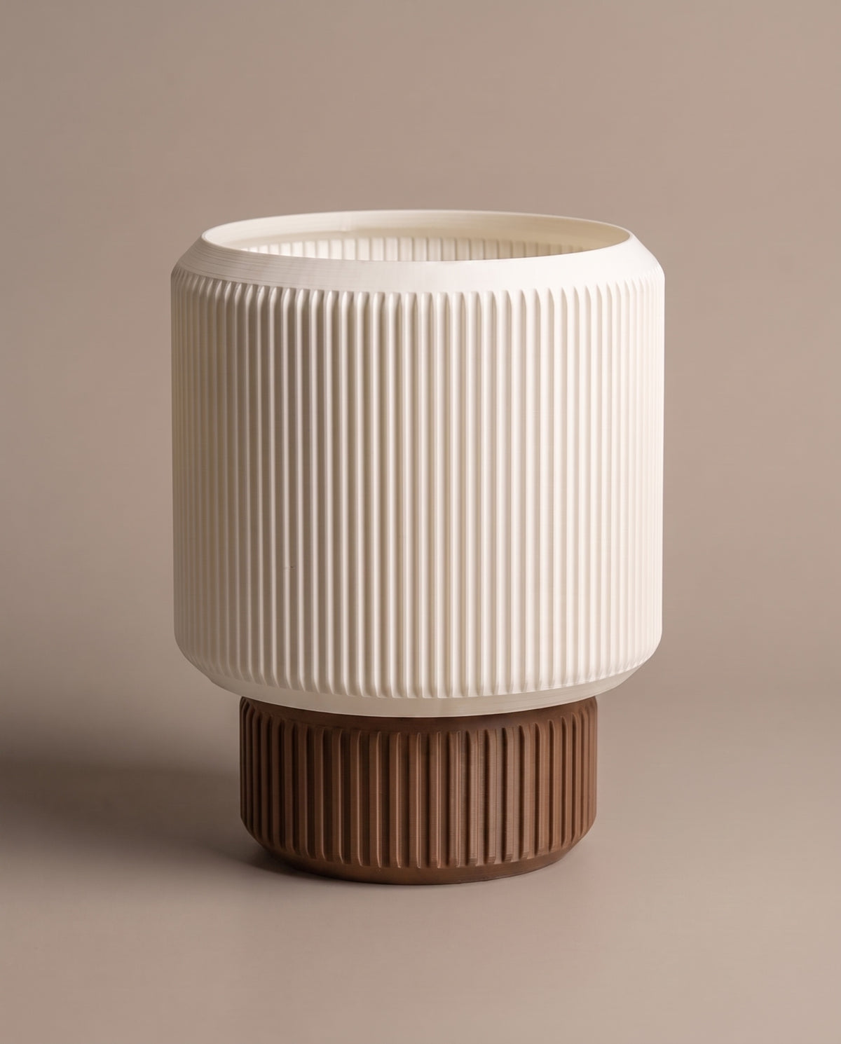 Lámpara Ágora con base Café, foto de estudio