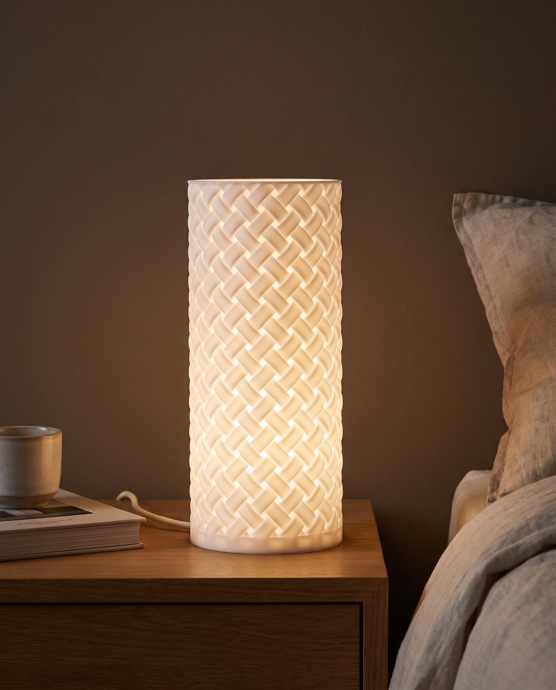 Lámpara Celosía encendida con luz cálida en una mesa de noche