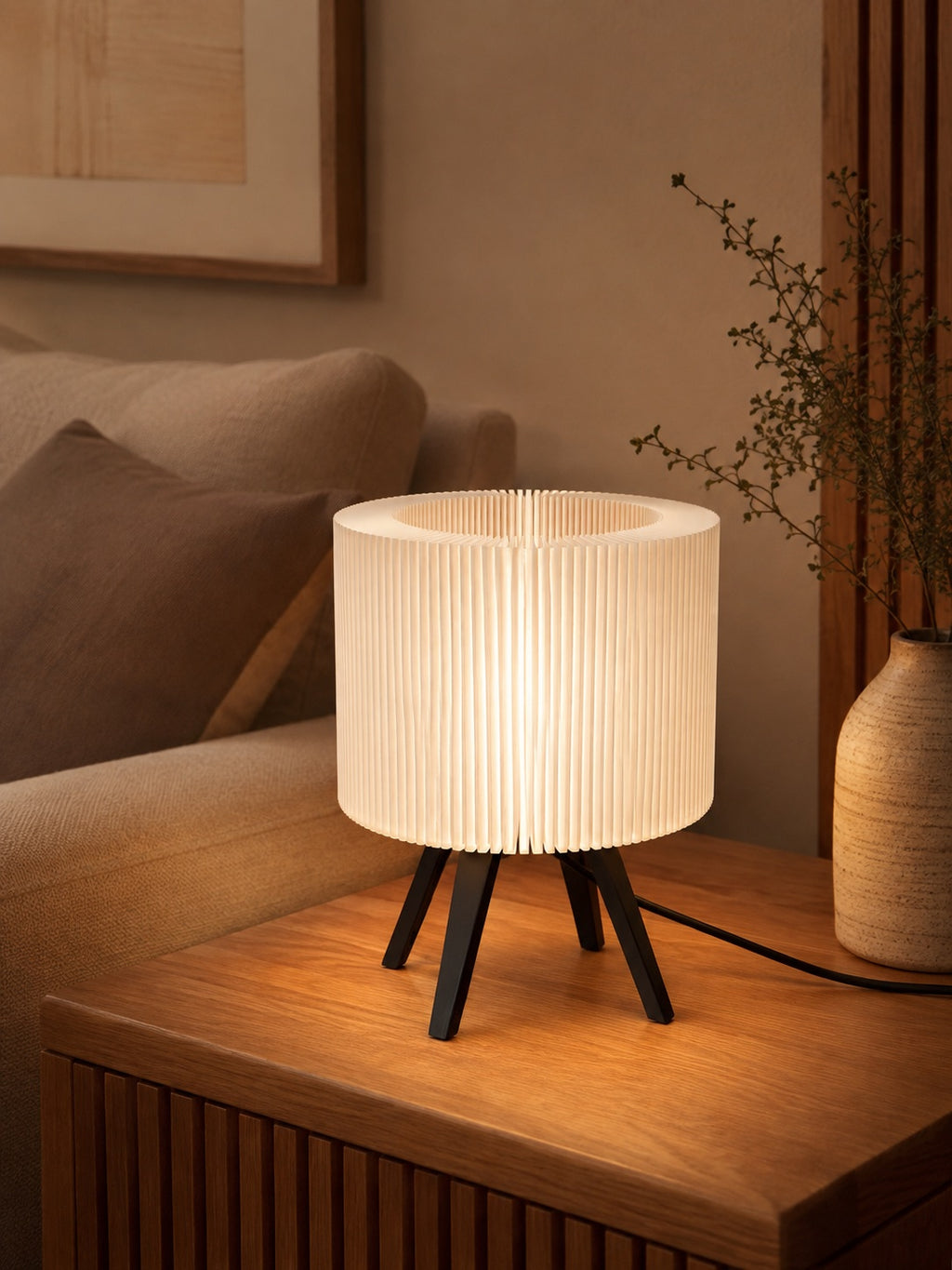 Lámpara Ópera en Blanco Algodón, encendida sobre un mueble de madera