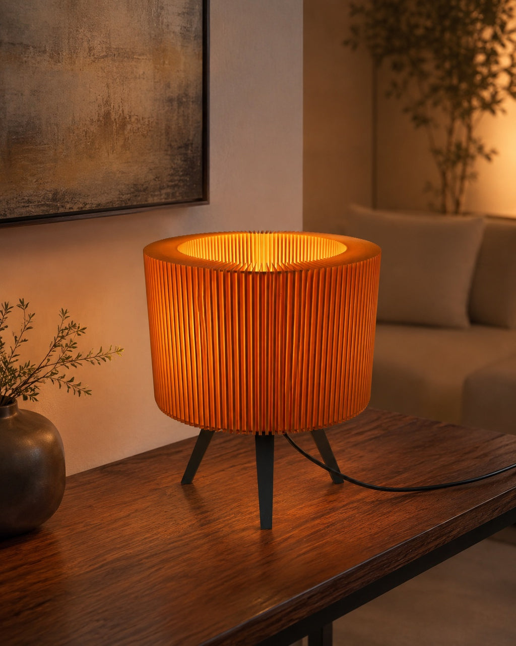 Lámpara Ópera en Caramelo Translúcido, encendida sobre una mesa de madera