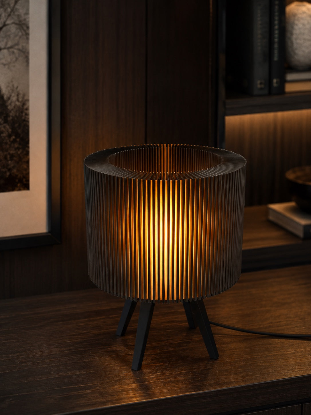 Lámpara Ópera en Negro Translúcido, encendida sobre un mueble de madera oscura