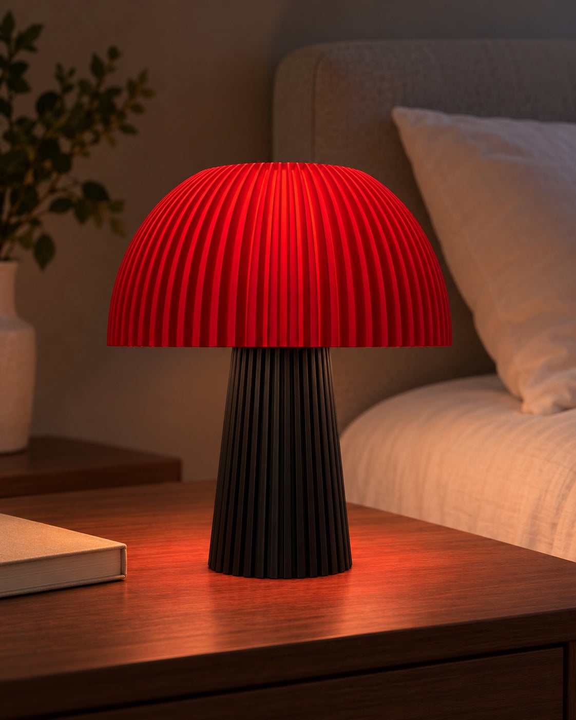 Lámpara Seta Maxi en Carbón + Rojo Cherry, encendida en una mesa de noche junto a la cama