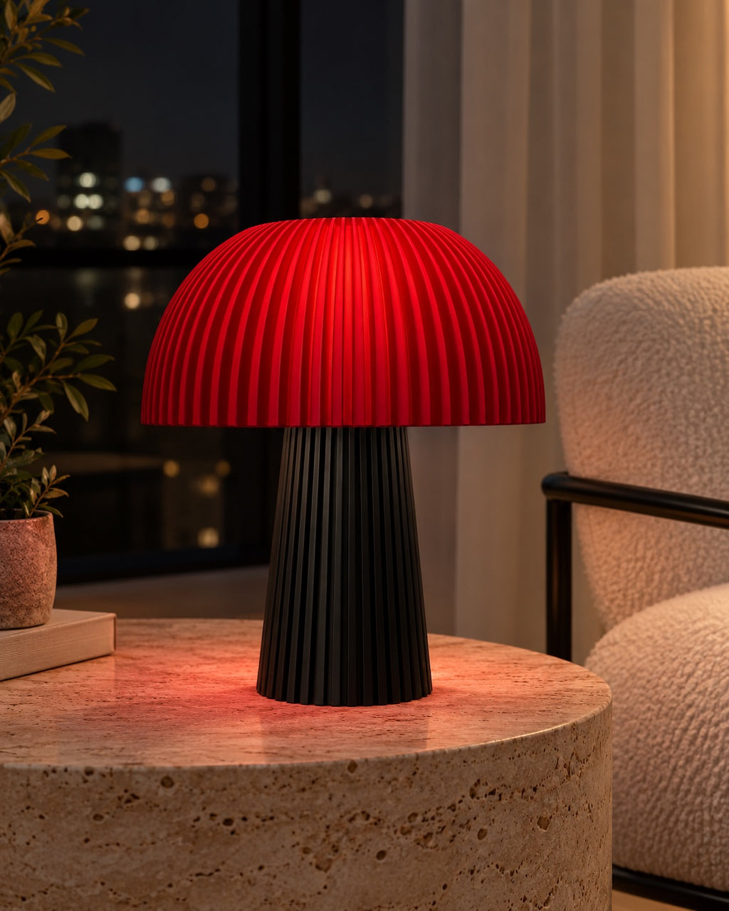 Lámpara Seta Maxi en Carbón + Rojo Cherry, encendida en una mesa auxiliar de piedra junto a un sillón