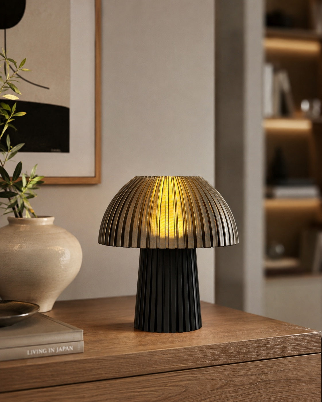 Lámpara Seta Mini en Carbón con luz cálida, sobre un aparador de madera