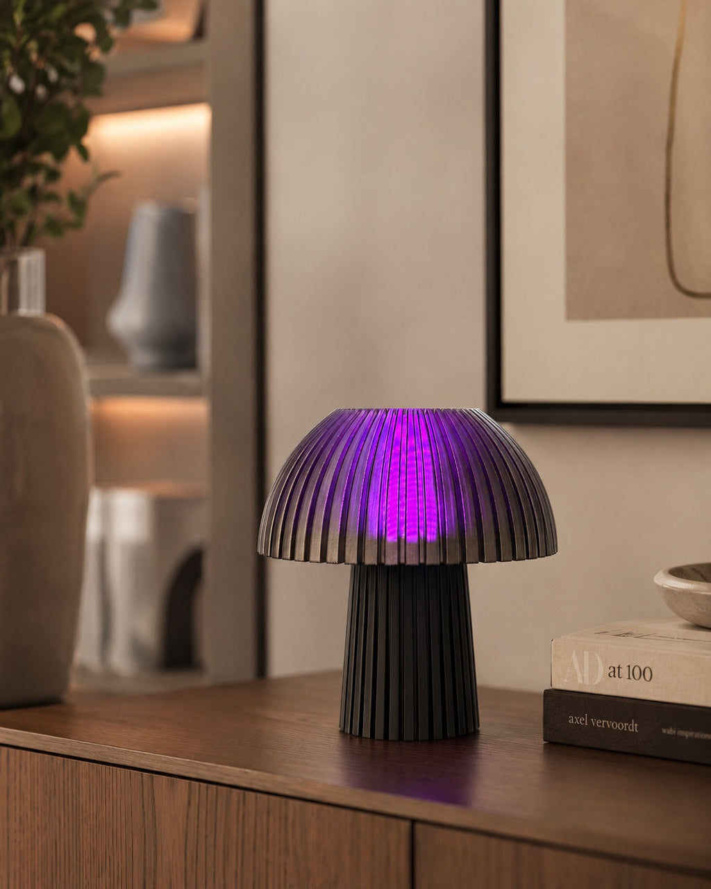 Lámpara Seta Mini en Carbón con la luz RGB en morado