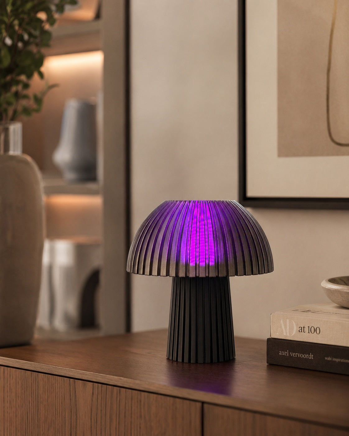 Lámpara Seta Mini en Carbón con la luz RGB en morado